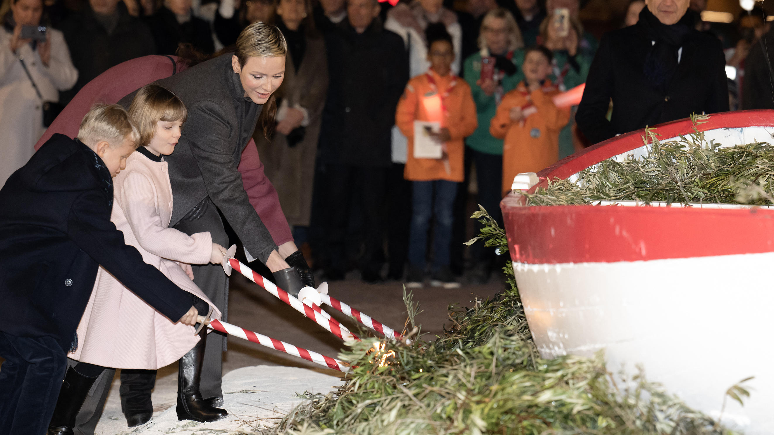 Fürstin Charlène von Monaco zeigt sich ausgelassen bei Auftritt mit ihren Kindern Fürstin Charlène und die Zwillinge nahmen in diesem Jahr ohne Fürst Albert an den diesjährigen Feierlichkeiten für die Schutzpatronin von Monaco teil. Der Stimmung tat dies aber kein Abbruch.