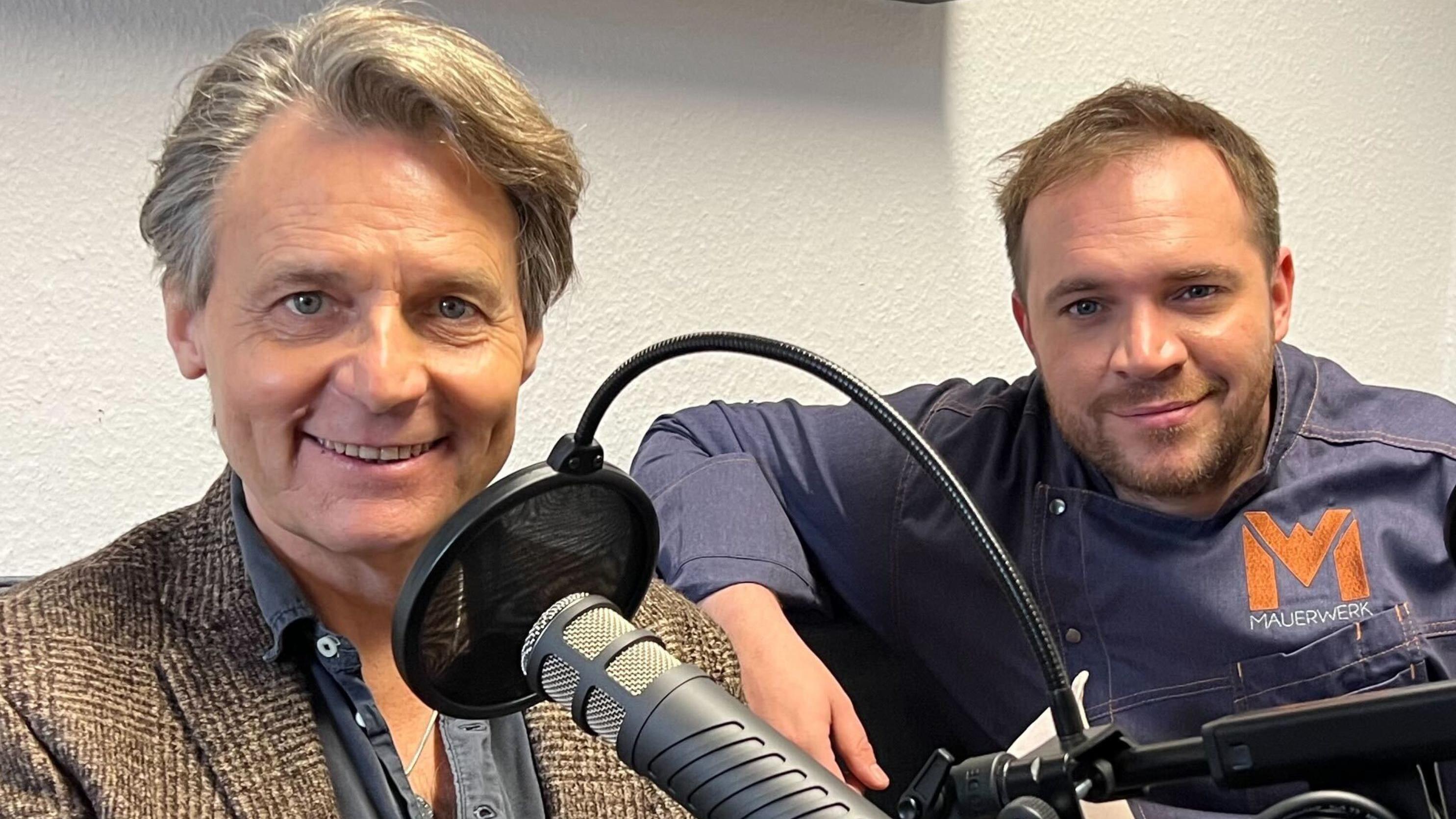 GZSZ-Star Wolfgang Bahro war für seinen Sohn "Ghostwriter" In einer neuen GZSZ-Podcast-Folge sind Wolfgang Bahro und Patrick Heinrich zu Gast.