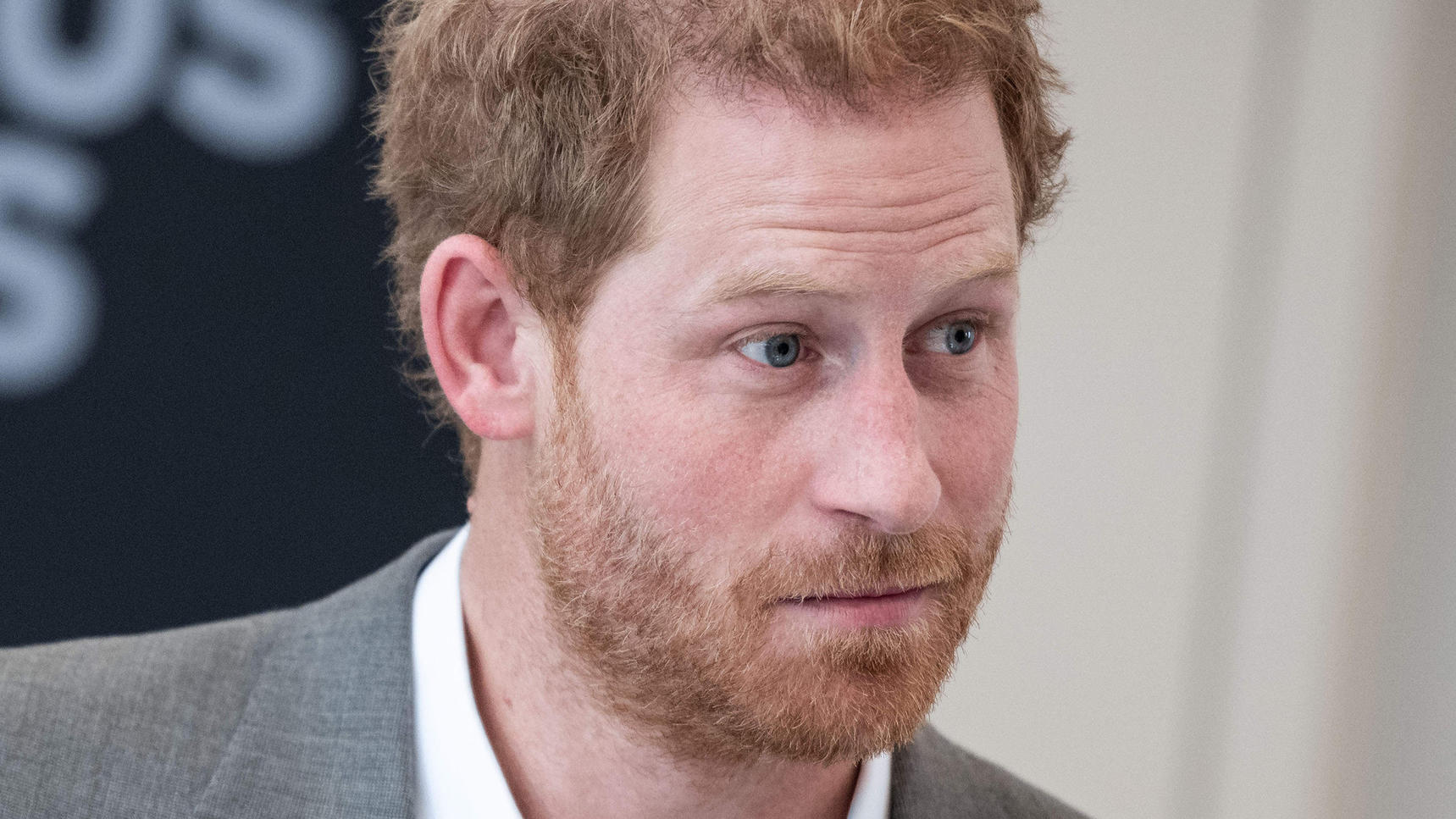 Nach peinlicher Panne: Darum hatte die Queen IMMER Ersatzhandschuhe dabei ARCHIV - 06.09.2022, Nordrhein-Westfalen, Düsseldorf: Prinz Harry, der Herzog von Sussex, steht im Rathaus und hält eine Rede. Der britische Prinz Harry ist nach Veröffentlichung seiner Memoiren auf der Beliebtheitsskala der Royals in Großbritannien
