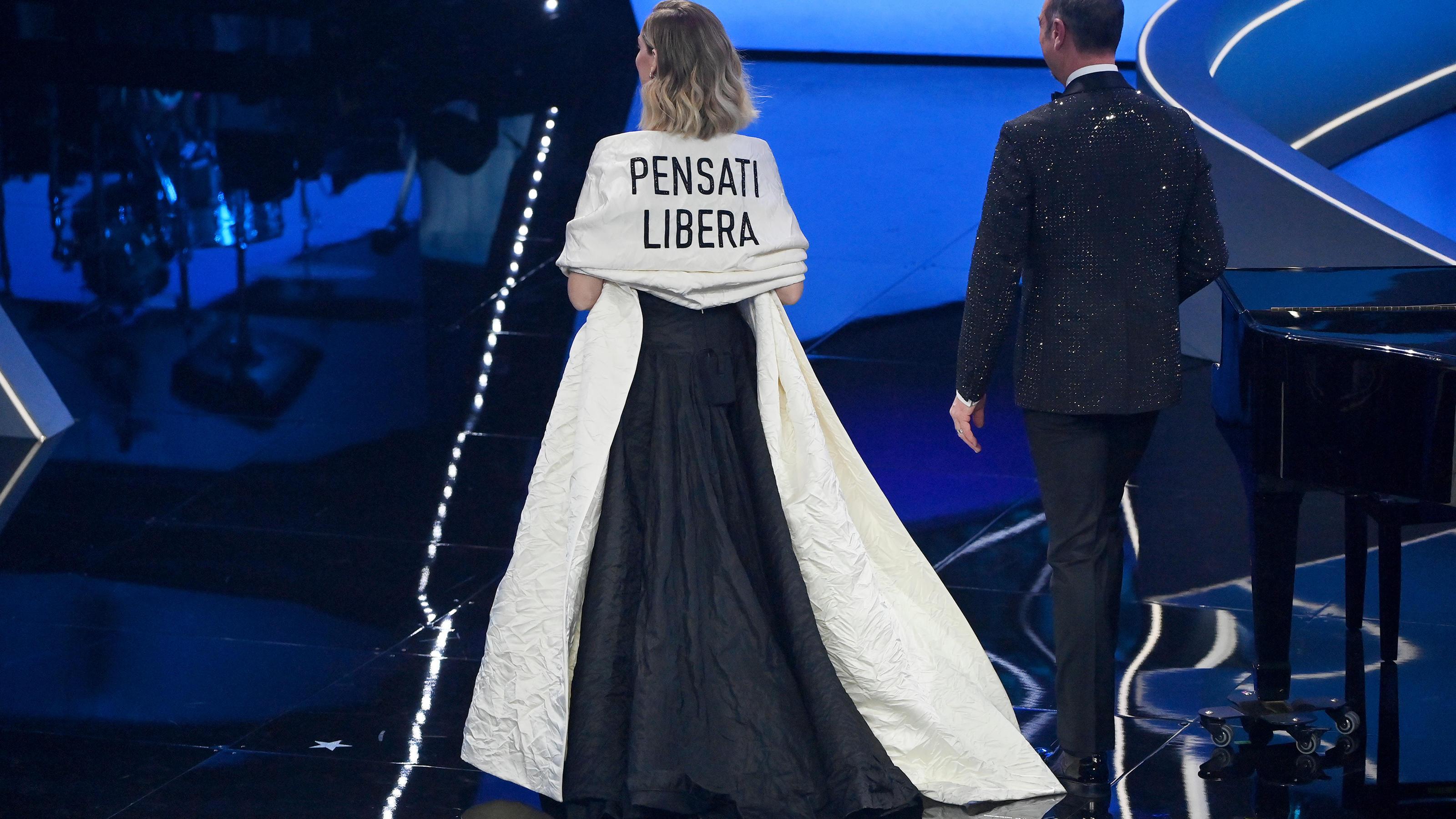 Chiara Ferragni im Nacktkleid "ohne Scham" und mit starker Botschaft Chiara Ferragni in einem Dior-Dress mit Stola, auf der steht: "Denke frei"