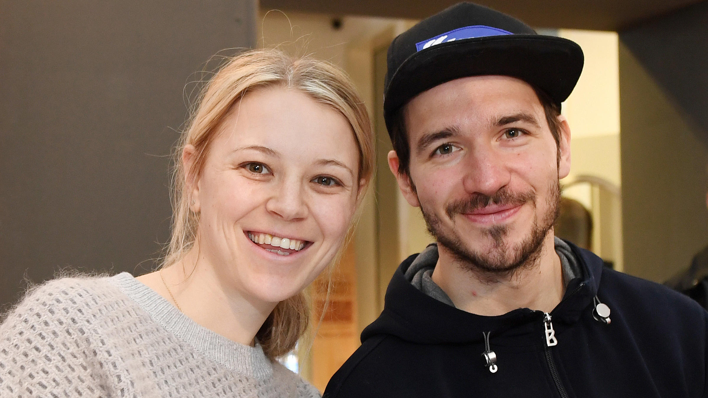 Miriam Neureuther spricht erstmals über toxischen Diätdruck als Profisportlerin ARCHIV - 16.01.2018, Bayern, München: Der damalige Skirennläufer Felix Neureuther und seine Frau, die Biathletin Miriam Neureuther, stehen bei der offiziellen Einkleidung der Olympia-Mannschaft für die Olympischen Winterspiele in Pyeongchang zusammen