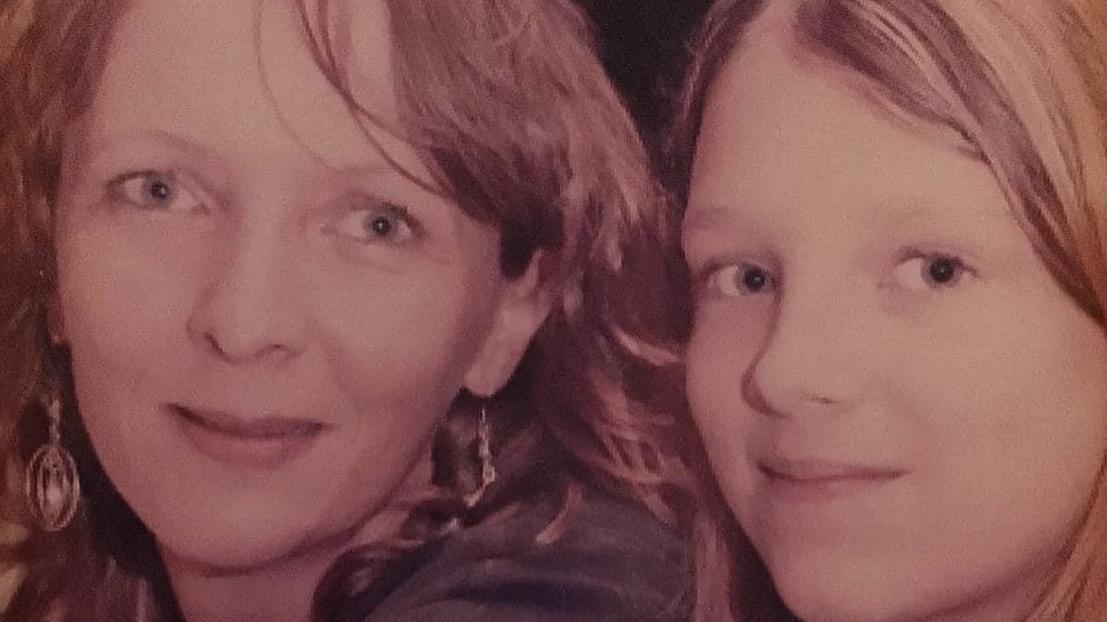 GZSZ-Star Iris Mareike Steen veröffentlicht ihr erstes Album Wie aus dem Gesicht geschnitten. Die junge Iris Mareike Steen zusammen mit ihrer Mutter.