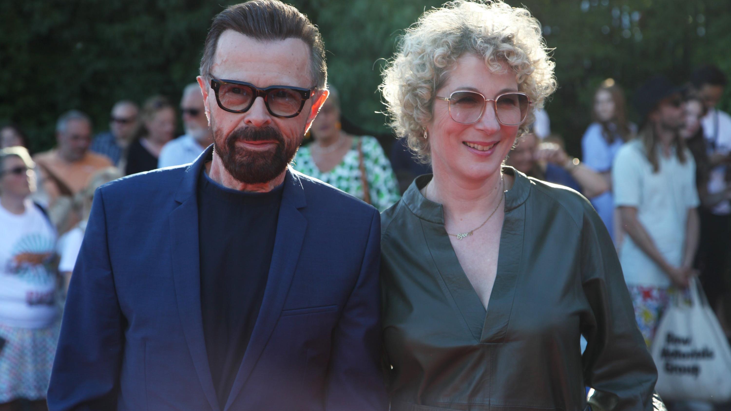 Kontaktanzeige bei Instagram! Jasmin Herren ist wieder bereit für die Liebe ARCHIV - 12.07.2022, Schweden, Stockholm: Abba-Star Björn Ulvaeus trifft mit seiner Partnerin Christina Sas zur Premiere des von ihm produzierten Zirkus-Musicals «Pippi på Cirkus» (Pippi im Zirkus) ein. Ulvaeus hat im schwedischen Fernsehen von der e