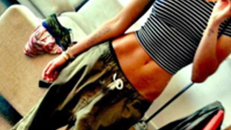 Miley Cyrus schockiert mit Magerfoto Teenie-Star Miley Cyrus schockiert mit diesem Magerfoto.