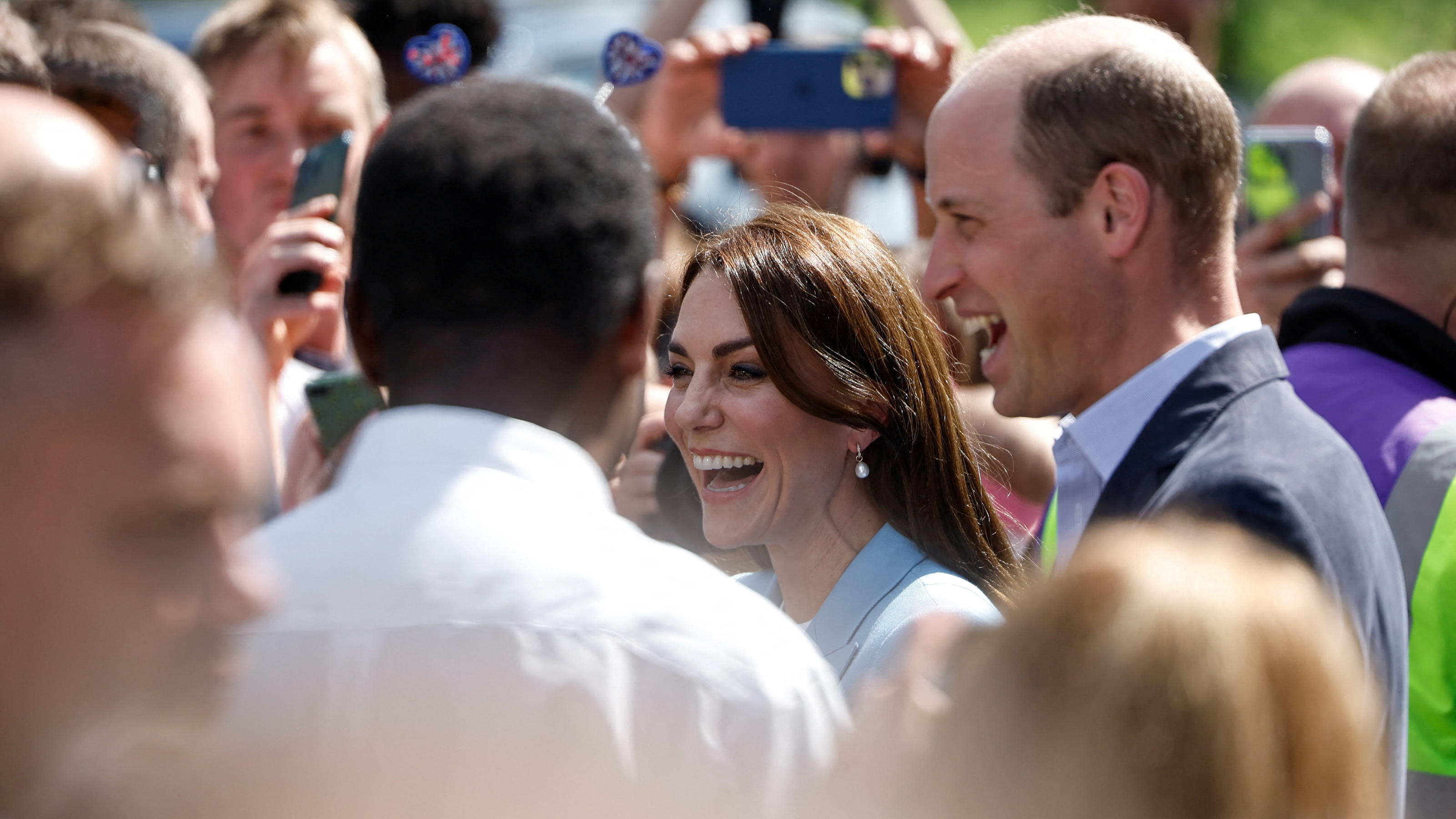 Krönungs-Highlights: Plötzlich mischen sich die Royals unters feiernde Volk Prinz William und Prinzessin Kate wurden aus dem Nichts in Windsor entdeckt - zur Begeisterung der anwesenden Feiernden.