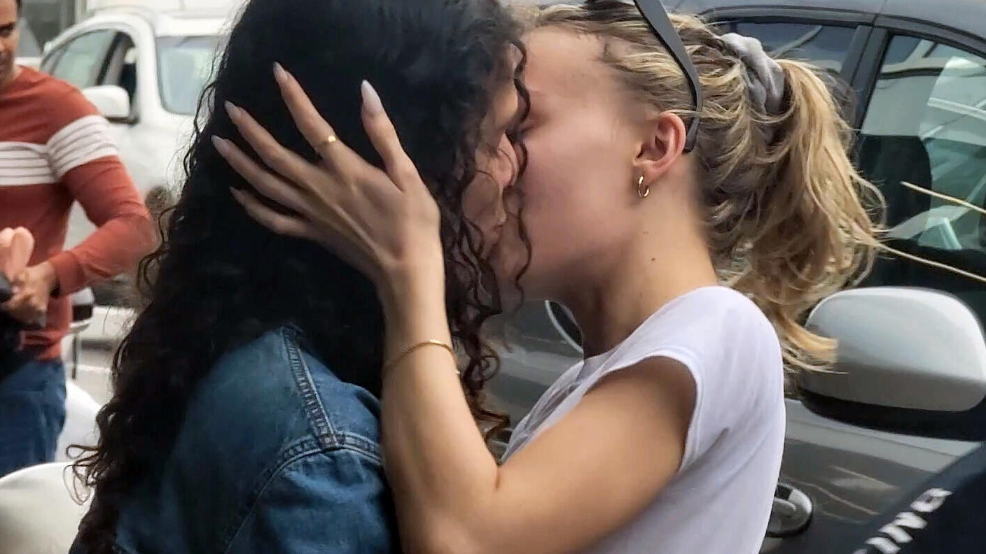 Wiedersehen am Flughafen von L.A.: Lily-Rose Depp knutscht ihre Freundin Lily-Rose Depp und ihre Freundin 070 Shake am LAX