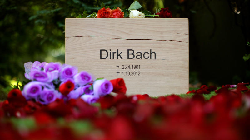 Dirk Bach in aller Stille beigesetzt Abschied in aller Stille: Dirk Bach wurde am 07. Oktober beerdigt.