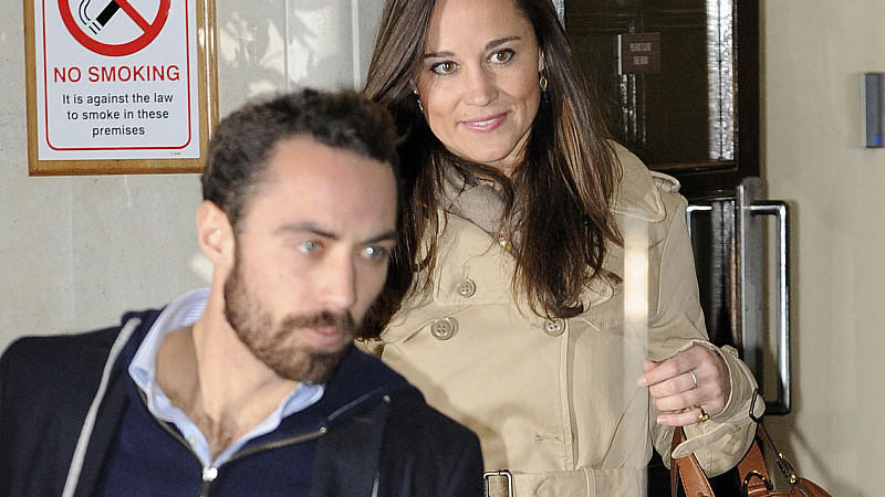Pippa verlässt die Klinik mit einem Lächeln Schwangere Catherine liegt im Krankenhaus.