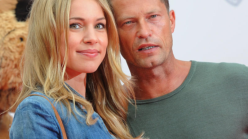Til Schweiger: Mit Marlene Shirley ist eine weitere Ex-Freundin schwanger ARCHIV - Der Schauspieler Til Schweiger kommt mit seiner Freundin Svenja Holtmann zur Premiere des Films «Keinohrhase und Zweiohrküken» ins Kino Cinestar am Potsdamer Platz in Berlin (Foto vom 22.09.2013). Til Schweiger und Svenja Holtmann gehen künf