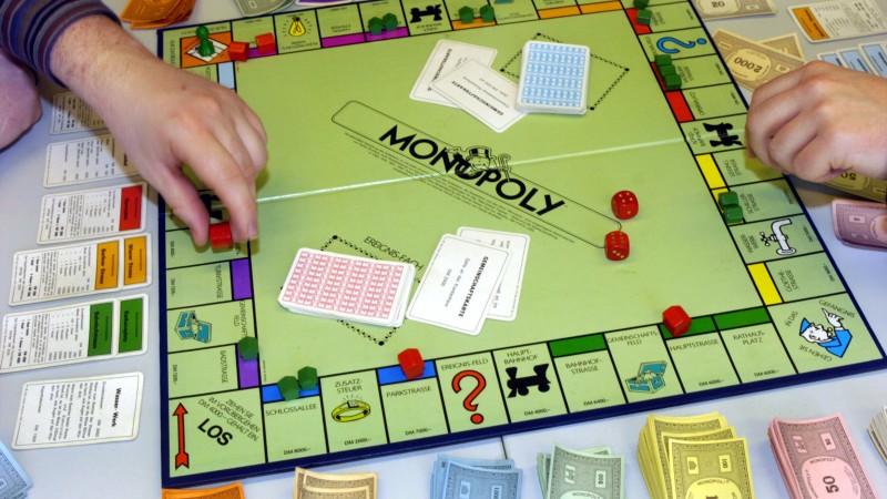 RetroGeschenke CarreraBahn, Monopoly und Monchichi sind