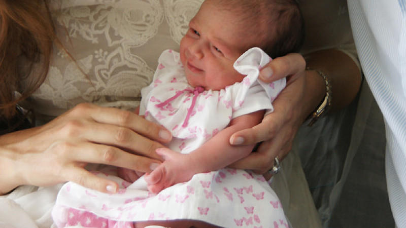 Claire und Félix von Luxemburg: Erstes Bild mit ihrer Prinzessin Amalia Amalia von Luxemburg lächelt schon