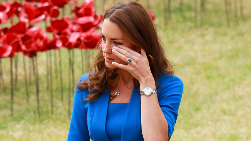 Tränen im Mohnblumenfeld: Herzogin Catherine erweist gefallenen Soldaten ihre Ehre Herzogin Catherine am Tower von London.