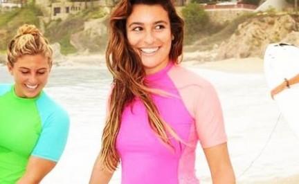 Verhüllen statt enthüllen: Stars setzen auf den Beachtrend 'Rash Guards' Verhüllen statt enthüllen: Stars setzen auf den Beachtrend 'Rash Guards'