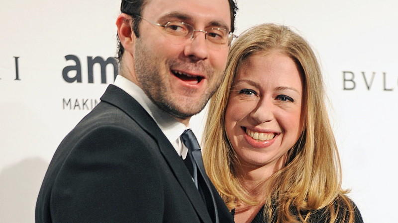 Chelsea Clinton ist Mama geworden: Bill Clinton und Hillary Clinton zeigen sich als stolze Großeltern Chelsea Clinton ist zum ersten Mal Mama geworden