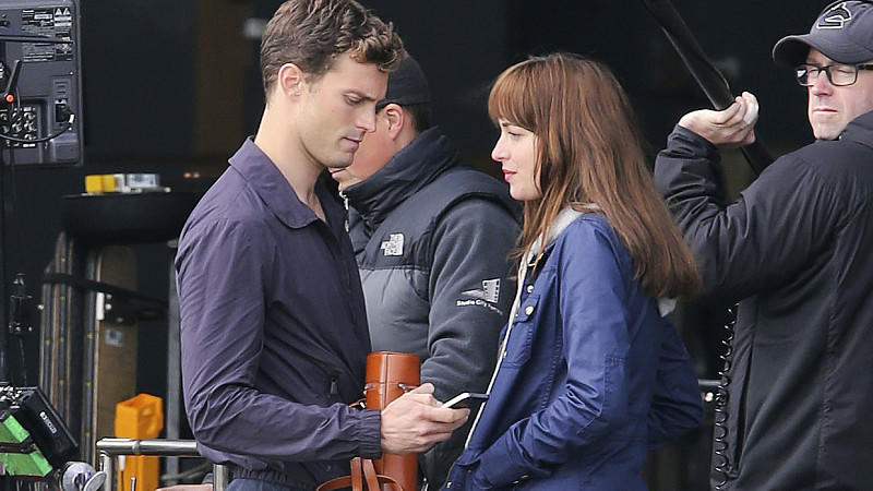 'Fifty Shades of Grey': Sexszenen zwischen Jamie Dornan und Dakota Johnson müssen nochmal neu gedreht werden Jamie Dornan und Dakota Johnson spielen in 'Fifty Shades of Grey'