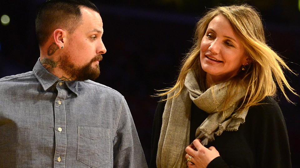 Ihr erster Auftritt in der Öffentlichkeit nach der Blitzhochzeit: Cameron Diaz und Benji Madden in der 'Kiss Cam' erw... Cameron Diaz und Benji Madden gaben sich Anfang Januar 2015 das 'Ja'-Wort.