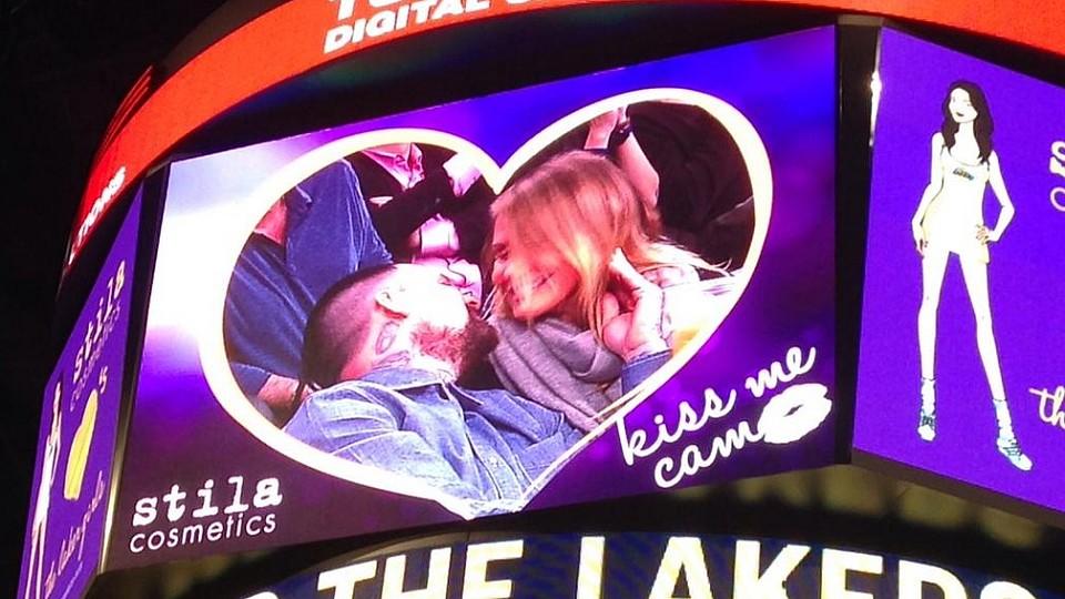 Ihr erster Auftritt in der Öffentlichkeit nach der Blitzhochzeit: Cameron Diaz und Benji Madden in der 'Kiss Cam' erw... Die 'Kiss Cam' hielt den passionierten Kuss fest.