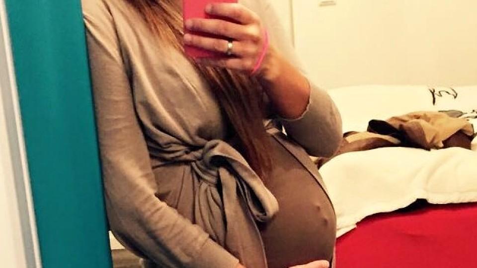 Sarah Engels klärt Fans über ihr Bauchnabelpiercing während der Schwangerschaft auf Sarah Engels beruhigt ihre Kritiker bei Facebook.