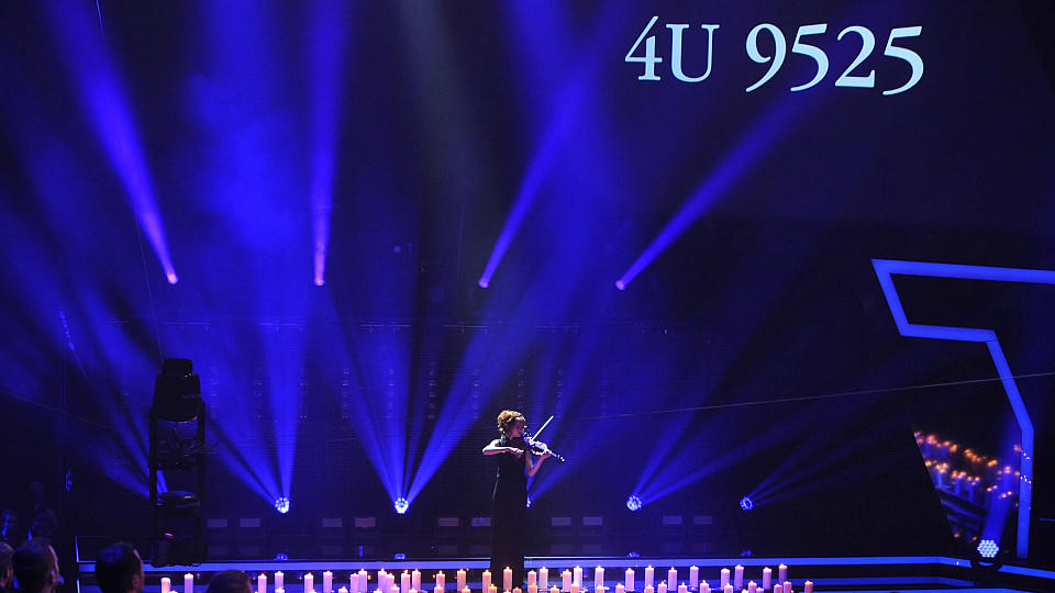 ECHO 2015: Promis sind in Gedanken bei den Angehörigen der Germanwings-Opfer Besinnliches Stück von Lindsey Stirling