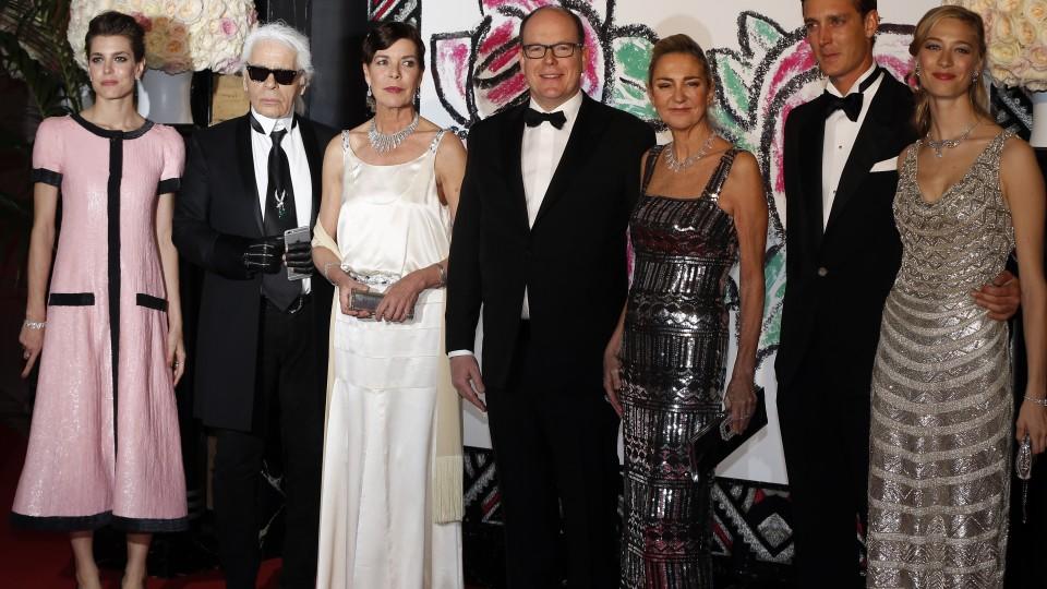 Pierre Casiraghi und Beatrice Borromeo üben auf dem Rosenball den Hochzeitskuss Rosenball Monaco: Charlotte Casiraghi, Karl Lagerfeld, Prinzessin Caroline von Hanover, Prinz Albert II. von Monaco, Paola Marzotto, Pierre Casiraghi und Beatrice Borromeo