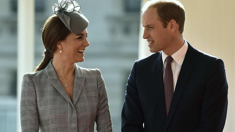 Liegt Herzogin Catherine in den Wehen? Prinz William bricht seinen Dienst frühzeitig ab. Herzogin Catherine in den Wehen? Prinz William bricht seinen Dienst frühzeitig ab.