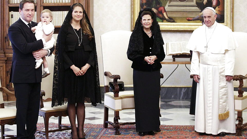 Prinzessin Leonore von Schweden: Geschenk von Papst Franziskus schmeckt ihr nicht Königin Silvia, Prinzessin Madeleine mit Ehemann Chris O'Neill und Töchterchen Leonore bei der Audienz bei Papst Franziskus