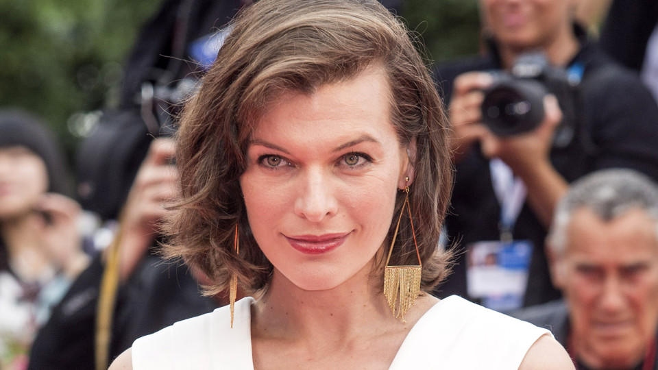 Milla Jovovich: Ihre Schlafgewohnheiten lösen hitzige Mama-Diskussion aus Milla Jovovich