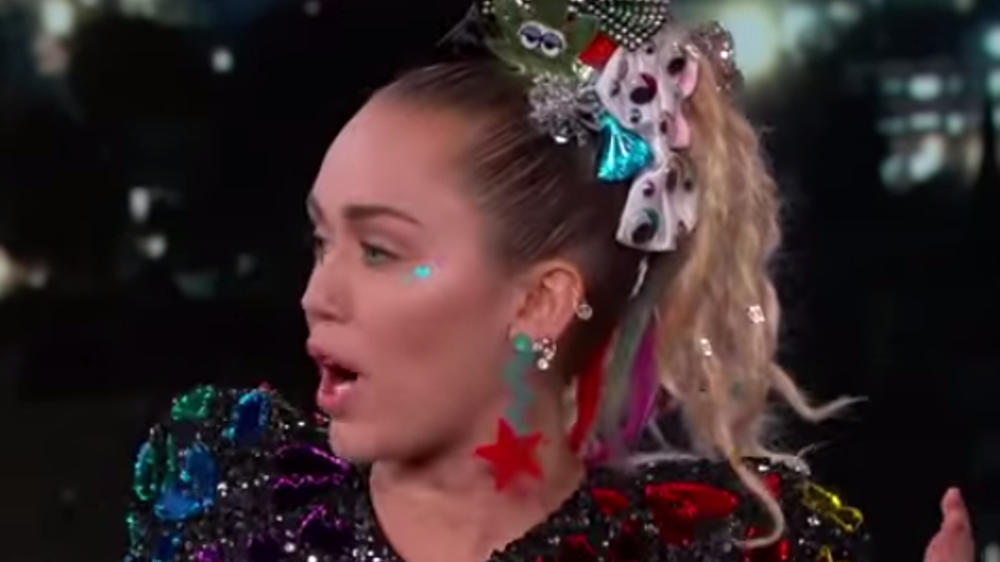 Nackte Brüste, blonde Dreads: Miley Cyrus bei Jimmy Kimmel Nackte Brüste, blonde Dreads: Miley Cyrus bei Jimmy Kimmel
