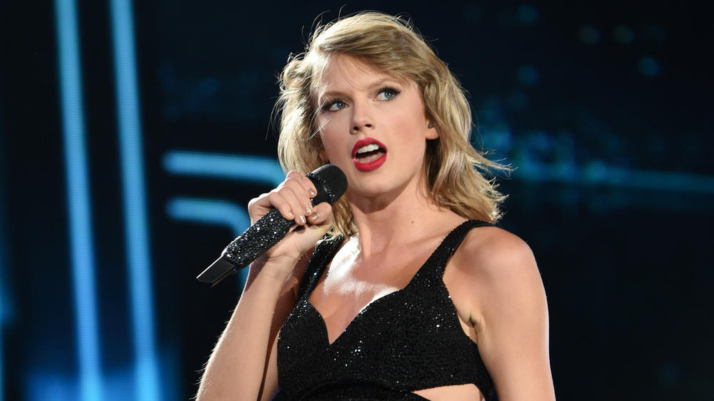 Fan-Attacke auf Taylor Swift: Mann stürmt Bühne und wird verhaftet Fan-Attacke auf Taylor Swift: Mann stürmt Bühne und wird verhaftet