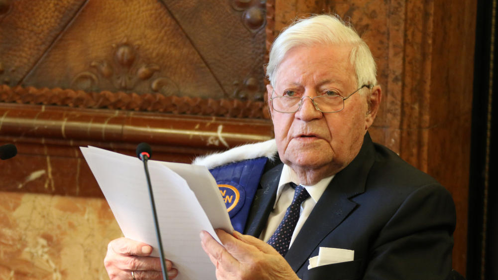Helmut Schmidt erneut im Krankenhaus Helmut Schmidt erneut im Krankenhaus