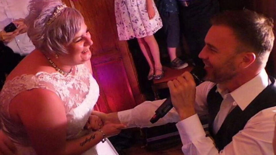 'Take That'-Sänger Gary Barlow erfüllt dieser Braut ihren größten Wunsch Gary Barlow auf der Hochzeit eines Fans