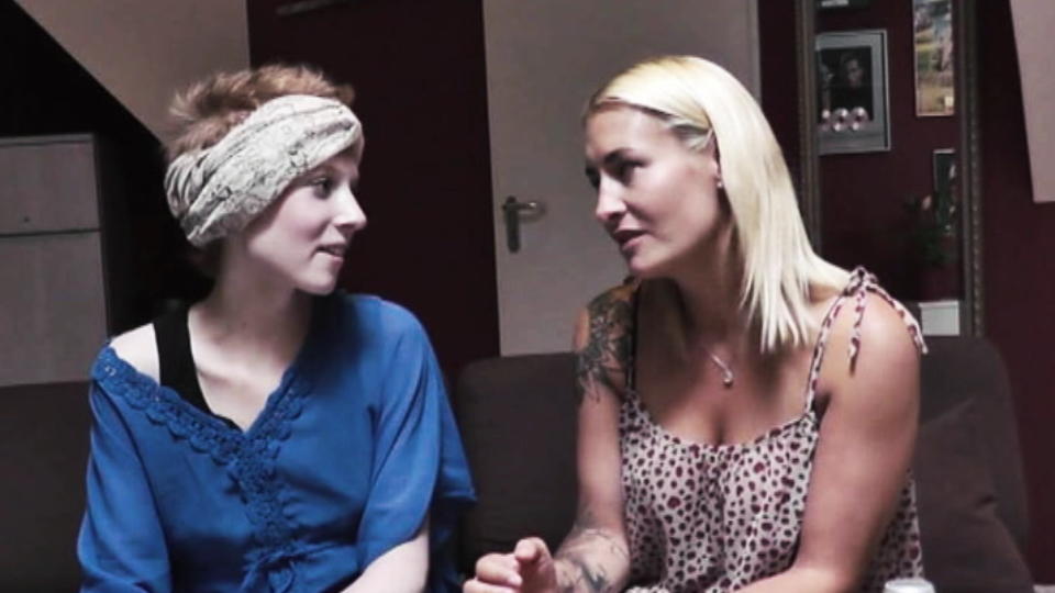 Sarah Connor vergießt Tränen beim Gedenksong für die verstorbene Helena Zumsande Im Tonstudio: Helena Zumsande und Sarah Connor