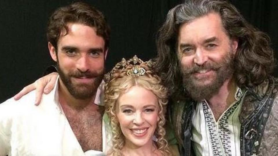 Kylie Minogue: Ihre neue Flamme Joshua Sasse ist 20 Jahre jünger Bei Dreharbeiten hat Kylie Minogue ihren Joshua Sasse (links) kennengelernt.