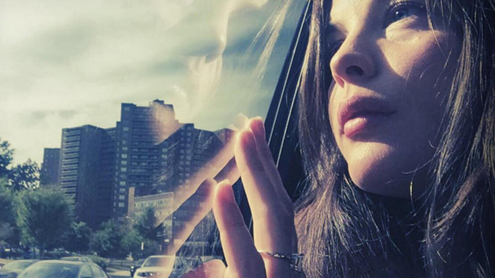 Liv Tyler präsentiert ihren Verlobungsring Liv Tyler präsentiert ihren Verlobungsring