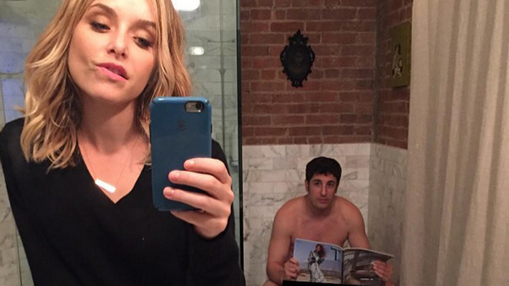 Jason Biggs' Frau stellt Klo-Foto ins Netz Jason Biggs' Frau stellt Klo-Foto ins Netz