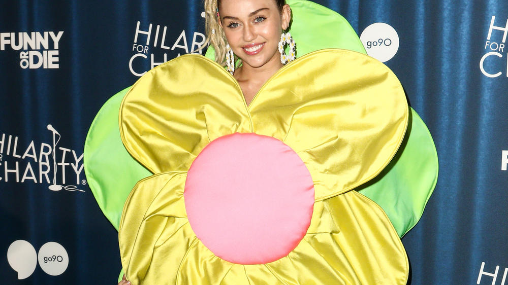 Bunte Blume und Davidstern: Miley Cyrus im Verkleidungs-Rausch Bunte Blume und Davidstern: Miley Cyrus im Verkleidungs-Rausch