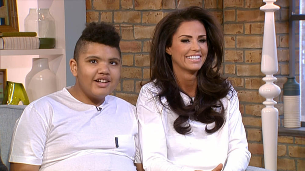 Katie Price: So nimmt sie ihren behinderten Sohn in Schutz Katie Price: So nimmt sie ihren behinderten Sohn in Schutz