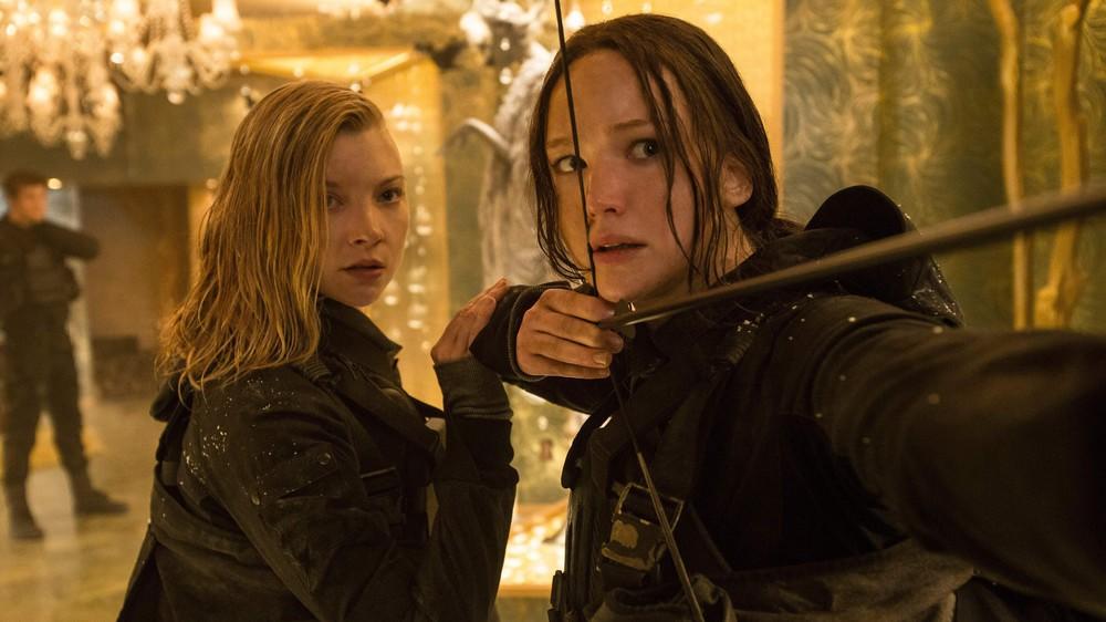 J.Law küsst Natalie Dormer auf dem roten Teppich J.Law küsst Natalie Dormer auf dem roten Teppich