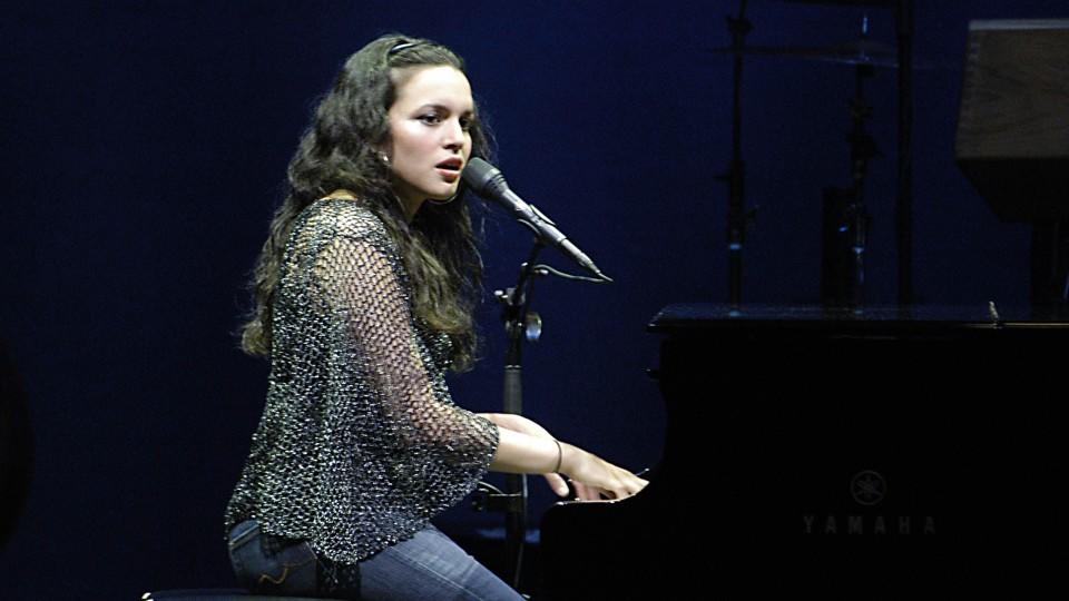 Norah Jones - Fakten über ein musikalisches Ausnahmetalent Songwriterin Norah Jones am Klavier