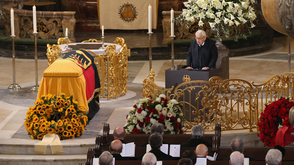"Verlust eines Giganten": Trauerfeier für Helmut Schmidt in Hamburg "Wir haben einen Giganten verloren, politisch und menschlich": Trauerfeier für Helmut Schmidt in Hamburg