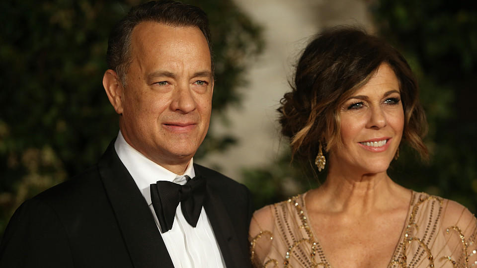 "Hundert Prozent gesund": Rita Wilson ist offiziell krebsfrei Tom Hanks und Rita Wilson auf dem roten Teppich.