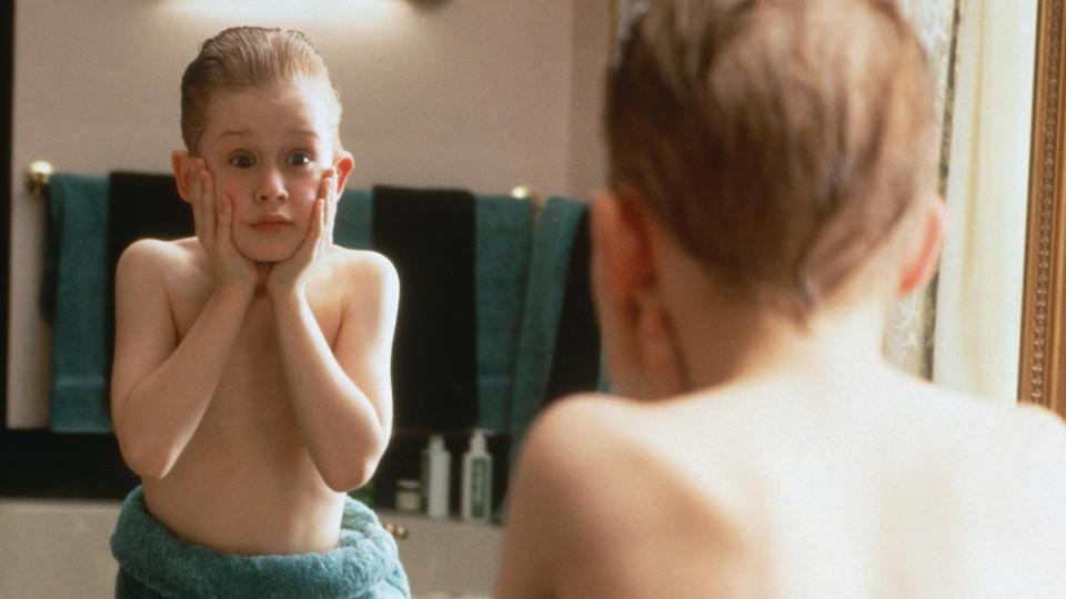 Seth Rogen macht Fans von "Kevin - Allein zu Haus" auf einen überraschenden Fakt aufmerksam Allein zu Hause, genießt Kevin (Macaulay Culkin) seine unverhoffte Freiheit, stellt die Wohnung auf den Kopf und probiert das After Shave seines Papas.