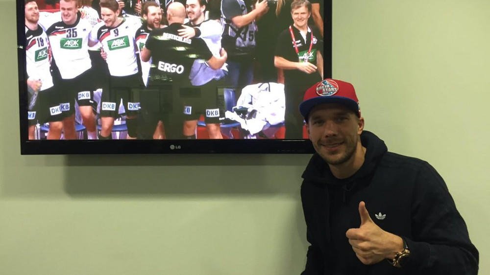 Handball-EM: So gratulieren Lukas Podolski, Angela Merkel, Marco Reus & Co. zum Sieg Handball-EM: So feiern deutsche Promis den Sieg