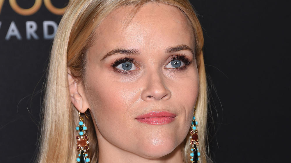 Reese Witherspoon verteilt Oscars Reese Witherspoon verteilt Oscars