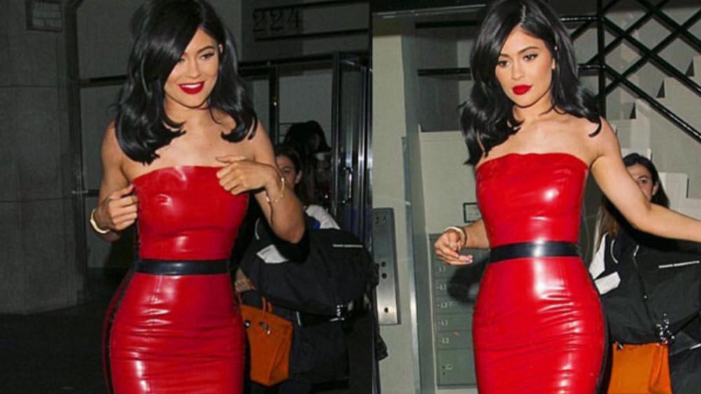 Kylie Jenner im knallroten Latex-Kleid Kylie Jenner im knallroten Latex-Kleid