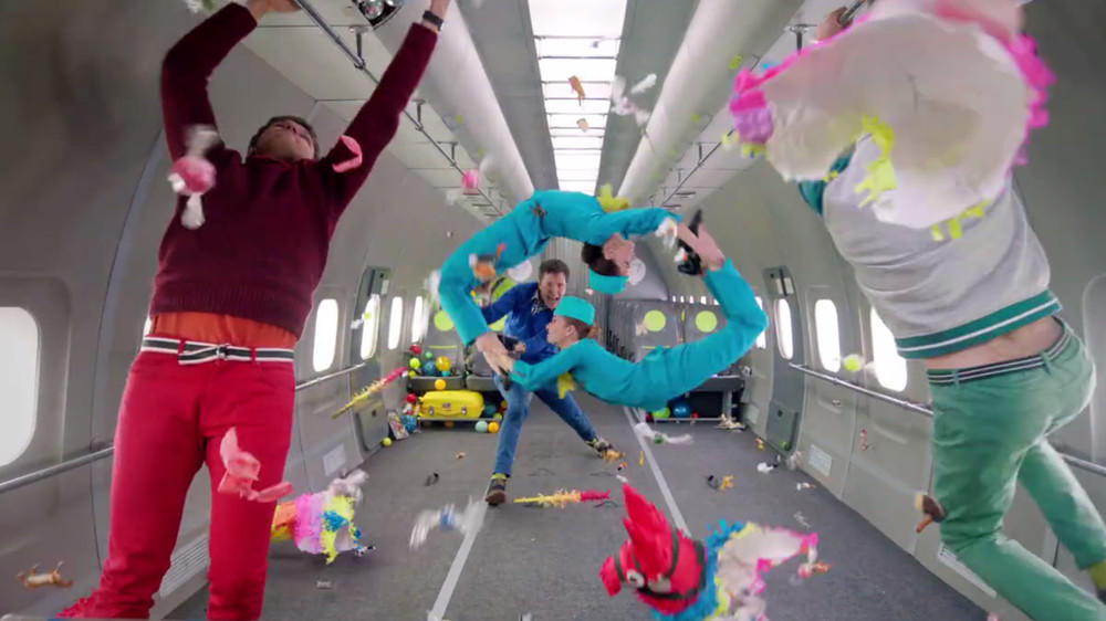 OK Go toben in der Schwerelosigkeit: So krass war der Videodreh zu 'Upside Down & Inside Out' OK Go: Extremer Video-Dreh bei Schwerelosigkeit