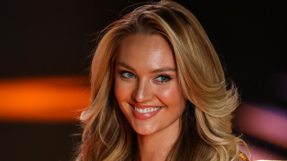 Candice Swanepoel hat einen ganz besonderen Schönheitstipp Candice Swanepoel bespritzt ihre Haare mit Parfüm