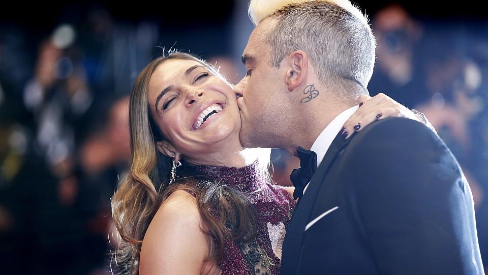 Robbie Williams & Ayda Field zeigen ein seltenes Bild ihrer vier Kinder British singer Robbie Williams (R) kisses his wife Ayda Field as they arrive for the screening of the film 'The Sea of Trees' at the 68th Cannes Film Festival in Cannes, southeastern France, on May 16, 2015. AFP PHOTO / VALERY HACHE (Photo c