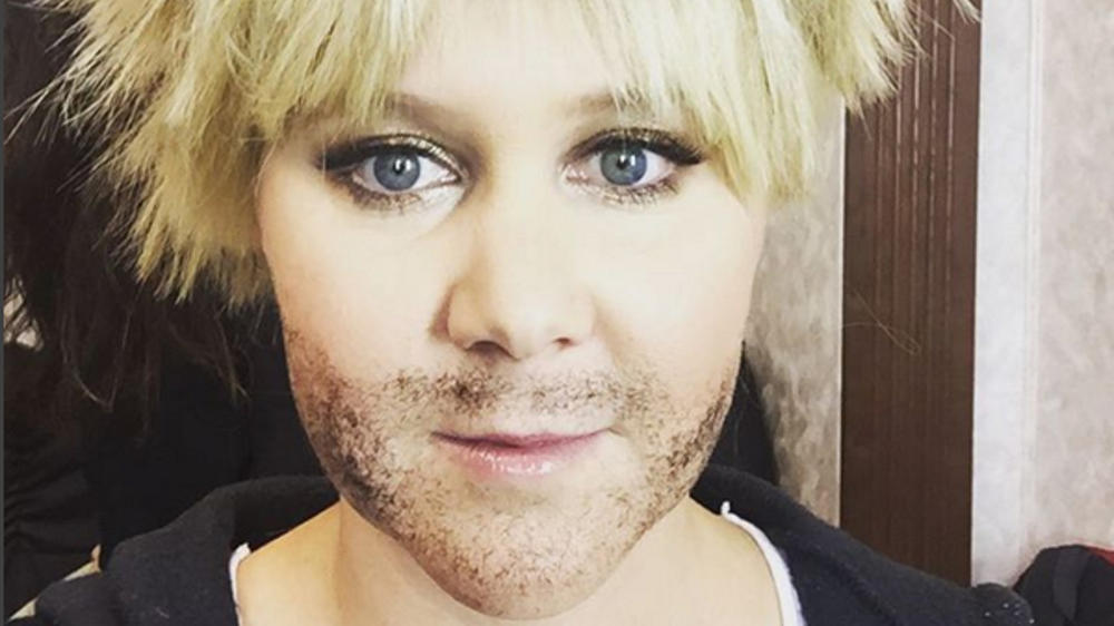 Amy Schumer antwortet Taylor Swifts Fans mit Bart-Selfie Tweet des Tages