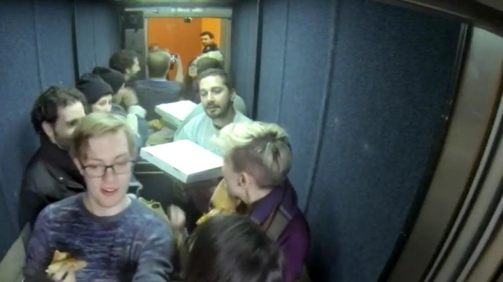 Shia LaBeouf fährt 24 Stunden lang Aufzug Shia LaBeouf fährt 24 Stunden lang Aufzug